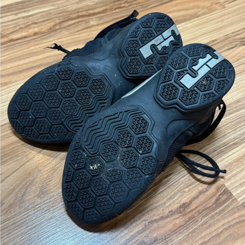 Youth Nike LeBron James, sz 4.5Y